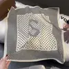 2025 Nueva Moda Versátil Pañuelo Cuadrado Pequeño Estampado de Lunares Bufanda de Cuello de Lunares Atmosférica para Mujer Venta al por Mayor