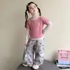 Conjunto de otoño para niña estilo coreano 2026 nuevo modelo, súper lindo top dulce a rayas de dos piezas falsas para bebé con pantalones cargo grises