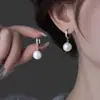 Aretes florales de perlas de nuevo estilo para mujer, lujo ligero, modernos, versátiles, de nicho, aretes de alta gama, venta al por mayor desde el fabricante