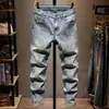 Jeans para hombre de alta gama en color azul claro, nuevo modelo de otoño 2026, lavados, modernos, casuales, versátiles, elásticos, pantalones pitillo ajustados