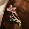 Broche Floral de Esmalte Estilo Chinês com Delicada Incrustação de Diamante e Flores em Pintura a Óleo, Acessório Elegante para Qipao e Casaco Femininos