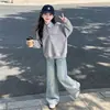 Conjunto de otoño estilo universitario para niñas 2026 nuevo conjunto de dos piezas de moda para niños mayores, con una sudadera de imitación de dos piezas y jeans