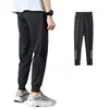 Calça Casual Trendy de Seda Gelada Respirável de Verão 2021 Calças de Ar Condicionado Largas Masculinas Calças Masculinas Elásticas de Nove Pontos Esportivas