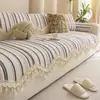 Almofada de sofá estilo francês vintage com barra franzida, feita de tecido chenille, adequada para todas as estações, com base antiderrapante, e oferecendo uma sensação luxuosa e de alta qualidade.