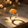 Joia de Mão Artística Prata Humana Retro Anel de Âmbar Inserido Prata S925 Renda Estilo Europeu Envelhecido Anel Aberto para Dedo Indicador Feminino