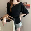 Blusa de verão estilo novo para tamanhos grandes, com decote canoa, mangas sino, design simples, malha que afina e valoriza o corpo.