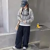 Conjunto Informal de Primavera y Otoño para Niñas 2026 Nuevo Estilo Moda Sudadera con Estampado de Letras para Niños Pantalones Cargo Conjunto de Dos Piezas
