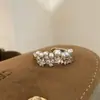 Anel de Pérola Brilhante com Design Vazado de Luxo Leve Estilo Francês para Mulheres, Único e Elegante, Sensação de Alto Padrão, Personalidade Distinta, Joia Versátil