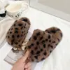 Chinelos de Pelo Estampados de Leopardo Atmosfera de Luxo Femininos Outono/Inverno Novo Estilo Uso Externo Retro Solado Grosso Bico Fechado Forro de Pelúcia Moda Chinelos de Algodão