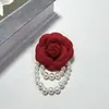 Nuevo Estilo Estilo Fragante Camelia Hecha a Mano Colgante Perla Flor Tridimensional Broche de Tela Pin Accesorios de Alta Gama para Mujeres