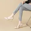 Saltos altos de verão para mulheres, nova coleção 2026, saltos agulha, sapatos versáteis de bico fino estilo francês com strass, adequados para primavera e verão
