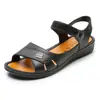 Sandalias de Mujer Verano Ropa Exterior Moda Casual Combinan con Todo Zapatos Leche Tacón Plano Suela Suave Pedrería Zapatos para Mamás de Edad Media y Mayores