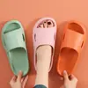 Pantuflas de baño versátiles y portátiles para viajes y uso en casa, cómodas para bañarse, sandalias ligeras populares para mujeres y niñas en dormitorios