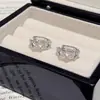 Aretes Calados de Flor de Cuatro Hojas con Circonia Super Brillante, Lujo Ligero, Diseño de Alta Gama, Aretes Versátiles, Aretes Exquisitos y Elegantes