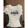 Camiseta Blanca de Manga Corta con Cuello Redondo de Diseño de Nicho para Mujer Moda de Verano Estilo Chica Picante Corte Ajustado Top Versátil con Personalidad ins