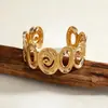 Pulsera abierta geométrica ovalada hueca transfronteriza europea y americana, pulsera de muñeca de estilo metálico de nicho, joyería de lujo ligero de alta gama para mujer