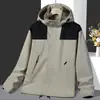 En Stock Chaqueta de Asalto para Exteriores Cortavientos Repelente al Agua Transpirable Capucha Desmontable Ligera Unisex para Montañismo Chaqueta Casual