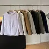 Pedido de fábrica para chaqueta cálida con capucha gruesa de imitación de lana de cordero para parejas de hombres y mujeres, top con capucha moderno y versátil