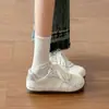 Sapatos Brancos de Couro Confortáveis Mais Vendidos para Mulheres 2026 Outono Novo Versátil Casual Sola Grossa Cano Baixo Tênis de Treino Alemão