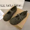 Zapatos planos Mary Jane ligeros y minimalistas para ir al trabajo, cómodos y elegantes, con puntera poco profunda y un diseño de inspiración francesa con tiras cruzadas.