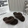 Primeiro Encontro com o Estilo Coreano Outono/Inverno 2026 Novas Pantufas Peludas para Mulheres, Uso Externo, Sandálias de Dedo, Pantufas Peludas com Solado Grosso, Modernas
