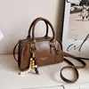 Bolso Boston de diseño único con bloques de color para mujer, con un sencillo estampado de letras, con un dije, adecuado para ir al trabajo y para uso casual, se puede llevar como bolso de mano, bolso de hombro o bolso cruzado