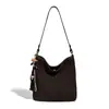 Moda Otoño e Invierno 2025 Nuevo Bolso de Mano Tejido Retro Nicho de Alta Gama Gran Capacidad Hombro Único Cruzado Bolso Cubo