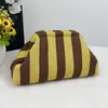 Bolsa de punto lista para enviar transfronteriza, bolsa de rayas, bolsa de cosméticos tejida tipo nube para mujer, bolsa de maquillaje versátil y elegante con gran capacidad