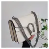 Venta al por mayor transfronteriza de bolsos de cadena de lujo ligeros de alta gama para mujer; bolsas pequeñas cuadradas nuevas, a la moda y únicas, adecuadas para ir al trabajo; bolsos de hombro y bolsos cruzados