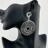 Brincos de Metal Geométrico Europeu e Americano com Design de Círculo Vazado, Brincos de Moda com Design de Espiral Irregular Enrolada Retrô para Mulheres