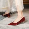 Primavera 2023 Novos Sapatos de Salto Alto com Salto Grosso e Bico Fino Femininos Sapatos Franceses com Laço de Pérola Salto Médio Sapatos Vermelhos de Casamento