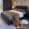Cama de casal vintage em couro encerado a óleo, cama de casal para quarto principal estilo meados do século, design de chão, estrutura de cama resistente, cabeceira estofada, cama grande