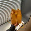 Bolsa de Hombro Cruzada Tejida con Cordón Versátil de Moda Otoño 2026 Diseño de Nicho Bolso Cubo