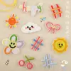Parches bordados de personajes de muñecas de tela no tejida con diseño original bidimensional, exclusivamente para colgantes de bolsas de bricolaje
