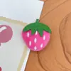 Fresa al por mayor Relleno de algodón Dibujos animados Felpa Broche Accesorios Lindos Accesorios para la ropa Colgante para bolsa DIY Accesorios para la ropa