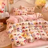 Juego de ropa de cama de cuatro piezas de terciopelo de leche engrosado de grado A con estampados de dibujos animados, que incluye una funda de edredón y una sábana bajera, adecuado para otoño e invierno, y diseñado para dormitorios estudiantiles