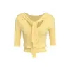 Top de punto amarillo con cuello en V y manga corta con cinta para mujer, estilo verano 2025, top corto de alta gama ajustado, único y deslumbrante