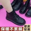 Moda Outono Inverno 2026 Sapatos de Algodão Quentes Antiderrapantes de Solado Macio com Veludo Adicional Botas Martin para Meia-Idade e Idosos Botas Curtas de Couro Macio com Salto Baixo
