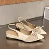 Elegantes y delicadas sandalias de estilo francés para mujer con cierre de lazo y punta cerrada, nuevas para el verano de 2026, con punta redonda y abierta en la parte trasera, adecuadas para combinar con faldas.