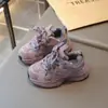 Zapatos casuales de cordones para niñas, nuevo estilo otoño 2025, zapatillas para correr infantiles, suela blanda, antideslizantes, versátiles, modernos, zapatillas tipo "dad shoes" para niños.