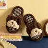 Lindas Pantuflas de Algodón con Perro Sacando la Lengua para Pareja Suela Suave Cómodas para el Hogar Otoño/Invierno Nicho Cuadros Hombres y Mujeres Correa Única Zapatos de Piso