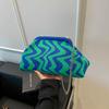 Bolsas Femininas Transfronteiriças Europeias e Americanas Bolsas Simples Leves com Fecho de Clipe Padrão Ondulado Feminino Bolsa de Ombro em Cor Contrastante Bolsa Transversal Casual com Corrente