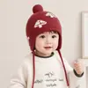 Touca de bebê, estilo fino outono/inverno, touca de tricô fofa com estampa de cerejas e abas para as orelhas, adequada para meninos e meninas de 2 anos