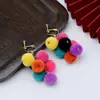 Lindos Aretes de Pompones de Colores Pinzas para Orejas Dopamina Estilo Ins Pinzas para Orejas de Felpa sin Perforar para Mujeres Venta al por Mayor de Fábrica