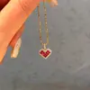 Colar Coração Vermelho de Luxo Leve Estilo Francês para Mulheres, Exclusivo Nicho de Alto Padrão Pingente em Formato de Coração Corrente para Clavícula Nova Remessa