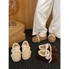 Zapatos de Algodón para Nieve Gruesos Cálidos de Terciopelo Retro Blancos para Ropa de Invierno Exterior de Mujer 2025 Nuevos Zapatos Birkenstock de Suela Suave que Aumentan la Altura