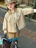 Moderna chaqueta de otoño estilo coreano para niñas, de 26, con cuello de color contrastante y estampado de pingüino, ropa exterior súper linda para bebés