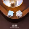 Elegantes y delicados aretes de trébol de cuatro hojas azules con diamantes, versátiles y sofisticados, aretes de lujo ligero de alta gama