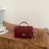 Bolso de mano rojo para mujer, nueva colección de otoño 2026, una opción popular para el trabajo, el uso diario y las bodas, con diseño de patrón de diamantes, correa de cadena y estilo bandolera