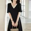 Vestido de seda de amoreira preto para mulheres, novo estilo verão 2026, decote V elegante, modelador, estilo universitário, vestido de seda para mulheres baixinhas